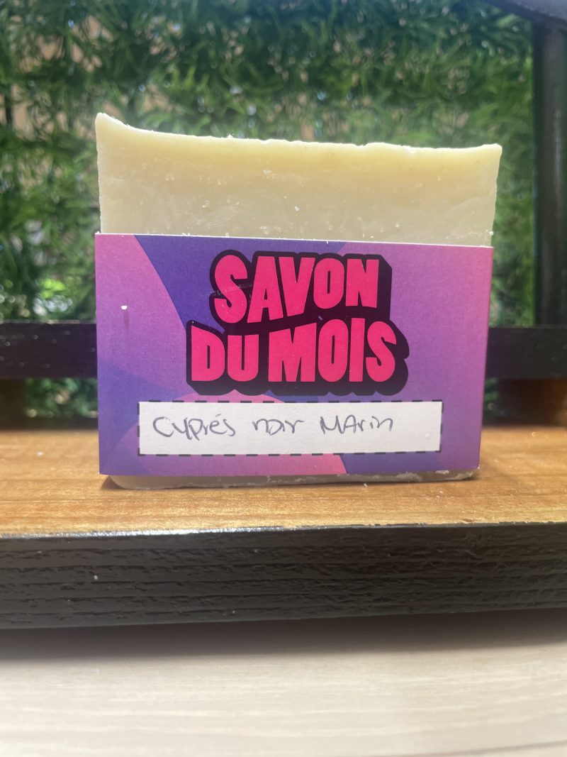 🌊 Découvrez notre Savon du Mois de novembre, aux notes de sel noir marin et de cyprès 🌿, une odeur incroyable qui nous rappelle les vacances au bord de la mer 🏖️.